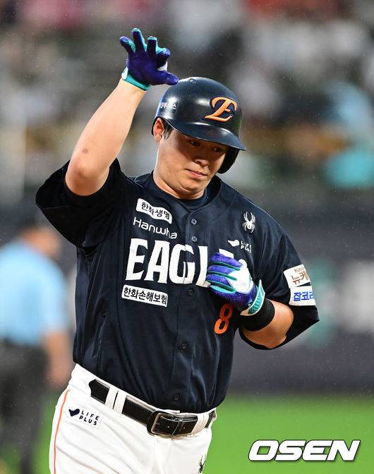 [OSEN=수원, 김성락 기자] 19일 오후 수원 KT위즈파크에서 ‘2025 신한 SOL Bank KBO리그’ KT 위즈와 한화 이글스의 경기가 열렸다.홈팀 KT는 헤이수스, 방문팀 한화는 와이스를 선발로 내세웠다.5회초 한화 선발타자 노시환이 다시 앞서가는 솔로 홈런을 날린 뒤 세리머니를 하고 있다. 2025.07.19 /