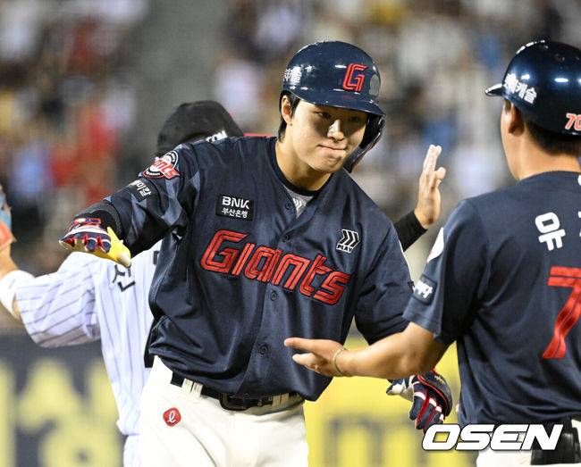 [OSEN=잠실, 이대선 기자] 19일 오후 서울 잠실야구장에서 2025 신한 SOL Bank KBO리그 LG 트윈스와 롯데 자이언츠의 경기가 열렸다.LG는 에르난데스, 롯데는 데이비슨을 선발 투수로 내세웠다.8회초 2사 만루에서 롯데 한태양이 우전 2타점 적시타를 치고 환호하고 있다.  2025.07.19 /sunday@osen.co.kr