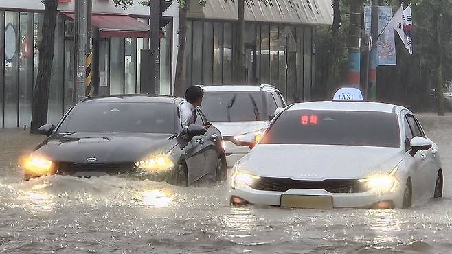 17일 오후 광주 북구청 앞 교차로에서 차량들이 폭우로 넘치는 빗물에 갇혀 오가지 못하고 있다. 뉴시스