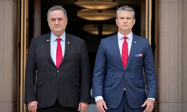 18일(현지시간) 미국 국방부를 방문한 이스라엘 카츠 이스라엘 국방부 장관(왼쪽)이 피트 헤그세스 미국 국방부 장관과 함께 미군 의장대의 환영 행사를 지켜보고 있다. AP연합뉴스