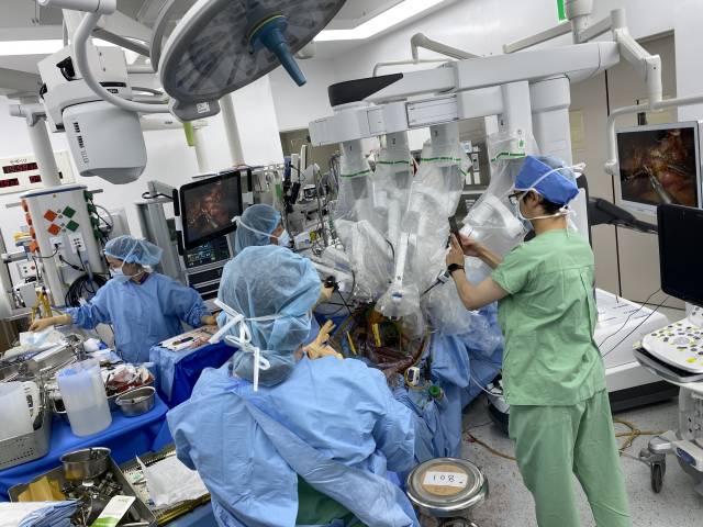 서울대병원 간이식팀이 로봇 간이식 수술을 진행하고 있다. 사진 제공=서울대병원