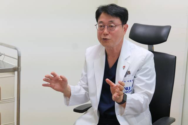 이광웅 서울대병원 간담췌외과 교수가 간이식 로봇 수술에 대해 설명하고 있다. 사진제공=서울대병원