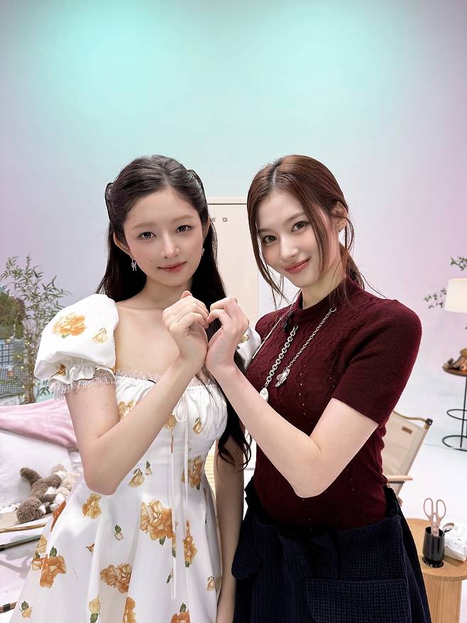 ‘사나의 냉터뷰’에 출연한 걸그룹 아이브의 멤버 레이(왼쪽). 사진 일일칠