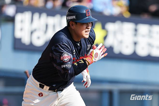 ▲ 롯데 유강남이 친정 팀 LG를 상대로 2루타 두 방을 터트리며 승리를 이끌었다. ⓒ롯데 자이언츠