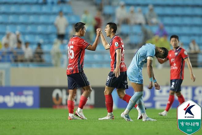 Gimcheon Managers are rejoicing after winning the 3-2 reverse victory in the Daegu FC match held at Daegu IM Bank Park on the 18th. /Photo = Korean Professional Football Federation Provided