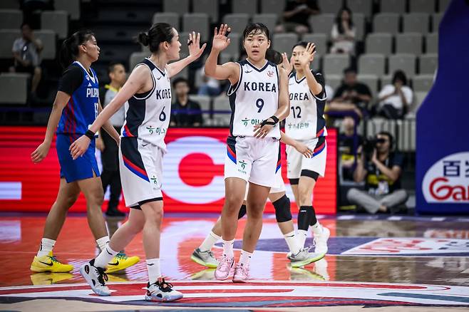 대한민국 여자농구 대표팀이 18일 중국 선전스포츠센터에서 열린 필리핀과의 2025 국제농구연맹(FIBA) 아시아컵 4강 결정전에서 승리한 뒤 기뻐하고 있다. /사진=FIBA 제공