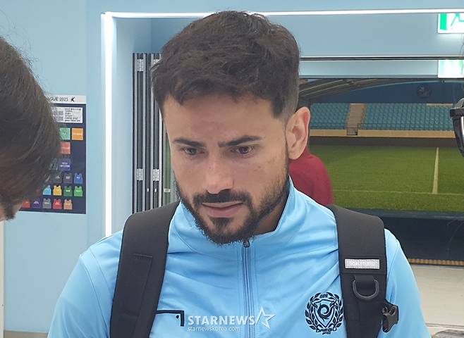 세징야가 지난 18일 대구iM뱅크PARK에서 열린 대구FC 대 김천 '하나은행 K리그1 2025 22라운드'에서 2-3으로 역전패한 뒤 어두운 표정으로 믹스트존 인터뷰를 하고 있다. /사진=박재호 기자