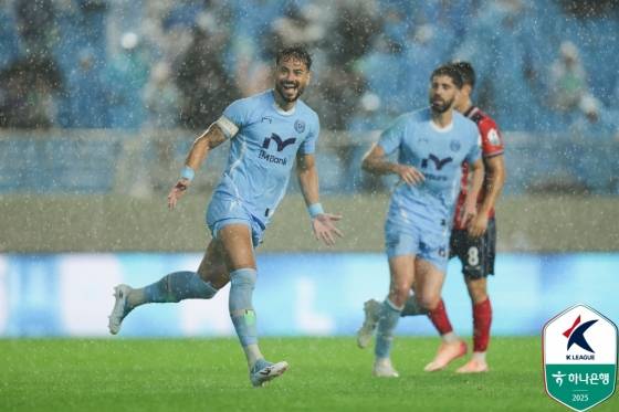 세징야(가운데)가 18일 오후 7시30분 대구iM뱅크PARK에서 열린 대구FC 대 김천 상무의 '하나은행 K리그1 2025 22라운드'에서 선제골을 넣고 기뻐하고 있다. /사진=한국프로축구연맹 제공
