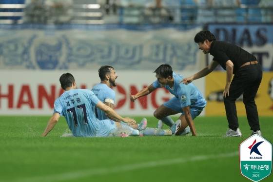 골을 넣고 기뻐하는 대구FC 선수들. /사진=한국프로축구연맹 제공