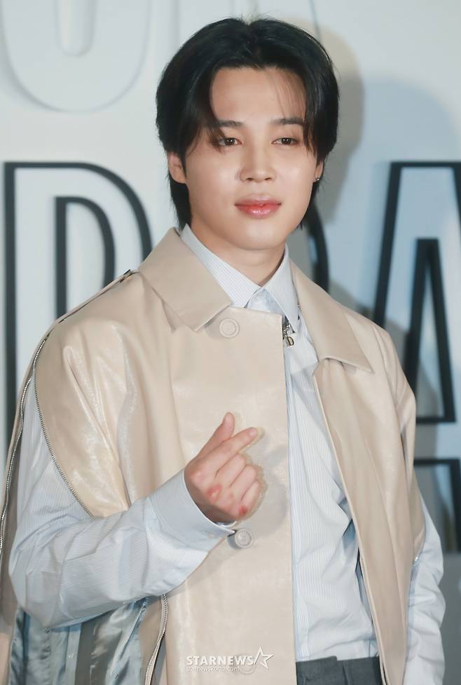 방탄소년단(BTS) 지민이 서울 성동구 디올(DIOR) 성수 스토어에서 진행된 'LADY DIOR CELEBRATION' 전시회 포토콜에 참석해 포즈를 취하고 있다. /2023.09.01 /사진=이동훈