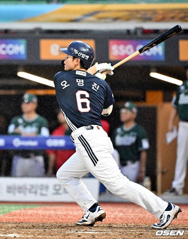 5히말 쐐기 투런 홈런을 날리는 오명진.