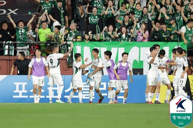 전북현대 선수들의 골 세리머니. /사진=한국프로축구연맹 제공