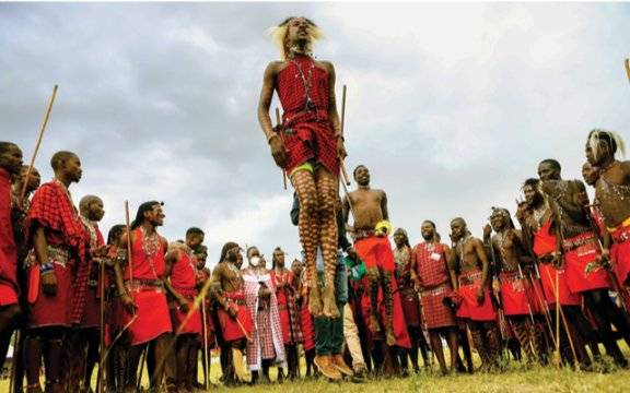 마사이족이 정글을 수직으로 뛰는 듯한 독특한 춤을 추며 자신들의 문화를 소개하고 있다. GETTYIMAGES