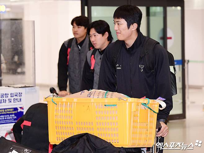 KIA 타이거즈 선수단이 미국 캘리포니아주 어바인 그레이트 파크 베이스볼 컴플렉스에서 진행한 1차 스프링캠프를 마치고 19일 오후 인천국제공항을 통해 귀국했다.  입국장을 빠져나오는 KIA 이의리. 엑스포츠뉴스 DB