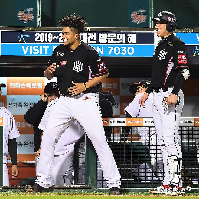 왼쪽부터 KT 위즈 윌리엄 쿠에바스, 유한준 현 KT 코치. 2019년 경기에서 함께 미소 짓고 있다. 엑스포츠뉴스 DB