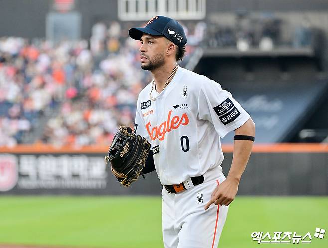 '한화의 러브레터' 루이스 리베라토가 지난 5주간 활약을 인정받아 정식 계약을 체결한다. 한화 구단은 대체 외국인 선수로 입단한 리베라토와 정식 계약을 체결했다고 19일 공식 발표했다. 잔여시즌 계약 규모는 총액 20만 5000달러(2억8567만원)다. 오른쪽 새끼손가락 견열골절로 외국인 재활선수 명단에 오른 에스테반 플로리얼의 대체 외국인 선수로 지난달 17일 한국땅을 밟은 리베라토는 전반기 15경기에 출전, 타율 0.387, 24안타, 2홈런, 13타점, 출루율 0.441, 장타율 0.565로 폭풍 같은 활약을 펼쳤다. 엑스포츠뉴스DB