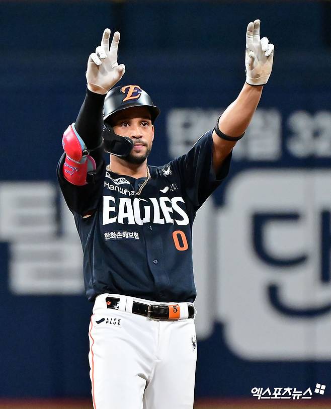 '한화의 러브레터' 루이스 리베라토가 지난 5주간 활약을 인정받아 정식 계약을 체결한다. 한화 구단은 대체 외국인 선수로 입단한 리베라토와 정식 계약을 체결했다고 19일 공식 발표했다. 잔여시즌 계약 규모는 총액 20만 5000달러(2억8567만원)다. 오른쪽 새끼손가락 견열골절로 외국인 재활선수 명단에 오른 에스테반 플로리얼의 대체 외국인 선수로 지난달 17일 한국땅을 밟은 리베라토는 전반기 15경기에 출전, 타율 0.387, 24안타, 2홈런, 13타점, 출루율 0.441, 장타율 0.565로 폭풍 같은 활약을 펼쳤다. 엑스포츠뉴스DB