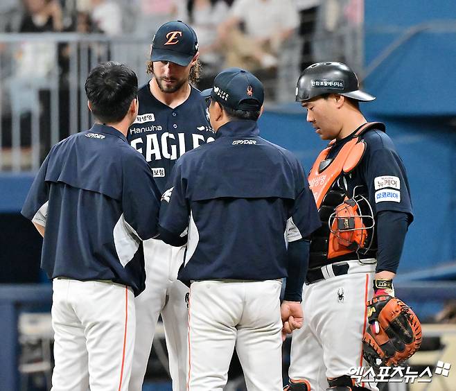 한화는 19일 수원 케이티위즈파크에서 열린 2025 신한 SOL Bank KBO리그 KT 위즈와의 원정경기에서 6-5 강우콜드 승리를 거뒀다. 이날 승리로 한화는 8연승을 질주, 시즌 전적 54승33패2무를 만들었다. 외인 선발 라이언 와이스가 조기 강판됐으나 타선이 터져 이겼다. 엑스포츠뉴스DB