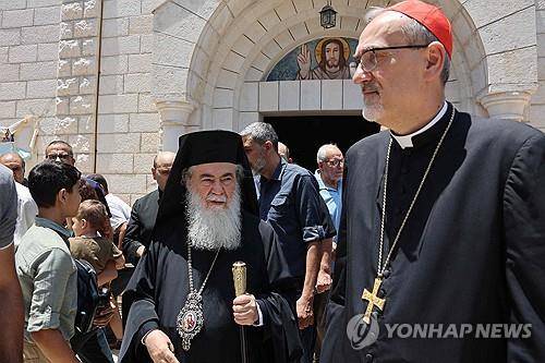 가자지구 성가족성당 찾은 피차발라 추기경(오른쪽) [AFP 연합뉴스]
