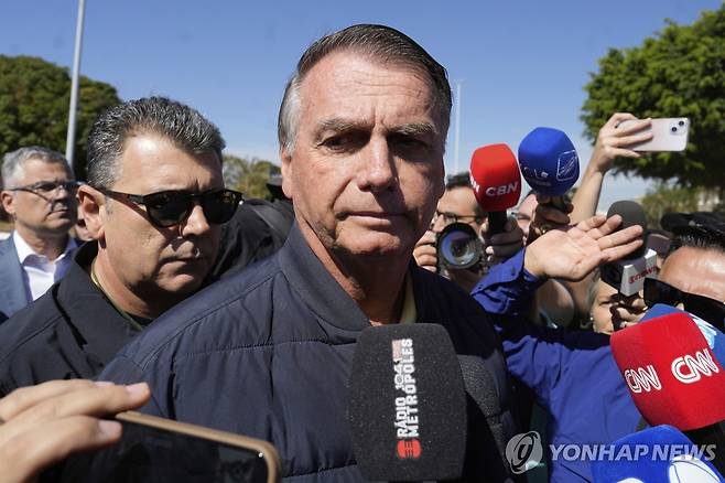 18일(현지시간) 취재진에 둘러싸인 자이르 보우소나루 브라질 전 대통령 [브라질리아 AP=연합뉴스. 재판매 및 DB 금지]
