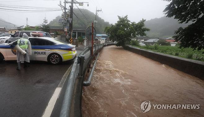 집중호우 유속 빠른 하천 (창녕=연합뉴스) 김동민 기자 = 17일 오후 경남 창녕군 부곡면 수다마을에 있는 하천 유속이 빠르다. 
    창녕군은 이 하천 범람 우려로 수다마을 주민을 긴급 대피시켰다. 2025.7.17 image@yna.co.kr