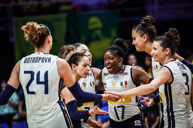 득점 후 기뻐하는 이탈리아 여자배구 대표팀 선수들 [FIVB 홈피 캡처. 재판매 및 DB 금지]