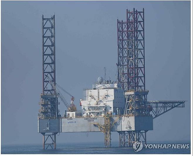 중국이 일방적으로 서해에 설치한 석유시추설비 형태 구조물 (서울=연합뉴스) 한중 양국의 200해리 배타적경제수역(EEZ)이 겹치는 서해 잠정조치수역에 중국이 2022년 일방적으로 관리시설이라며 설치한 석유 시추설비 형태의 구조물 사진을 국민의힘 엄태영 의원이 24일 공개했다. 2025.4.24  [엄태영 의원실 제공. 재판매 및 DB 금지] photo@yna.co.kr