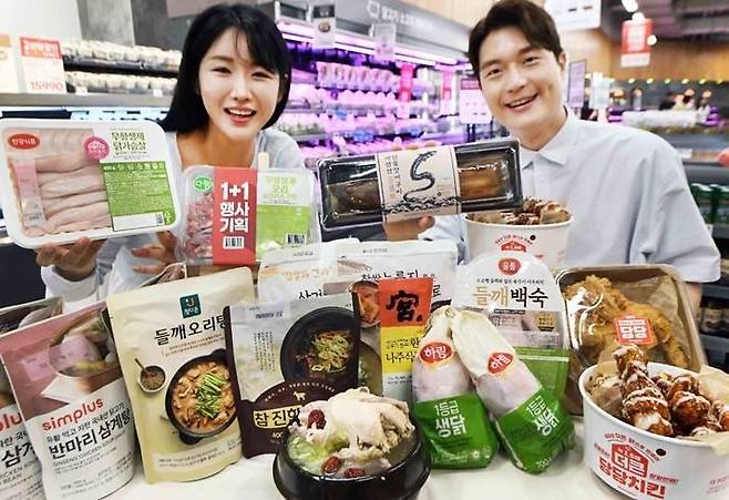 홈플러스 '복날 보양식' 대전 17일 서울 등촌동 '홈플러스 메가 푸드 마켓 라이브 강서점'에서 모델들이 초복을 맞아 '복날 보양식 대전' 행사상품과 당당치킨을 소개하고 있다.[홈플러스 제공. 재판매 및 DB금지]