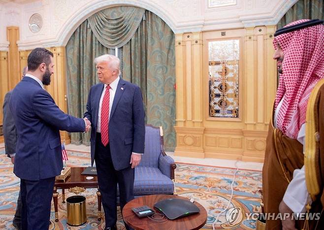 지난 5월 14일 사우디아라비아 리야드에서 만난 도널드 트럼프 미국 대통령(오른쪽)과 아메드 알샤라 시리아 대통령.[로이터=연합뉴스. 재판매 및 DB 금지]