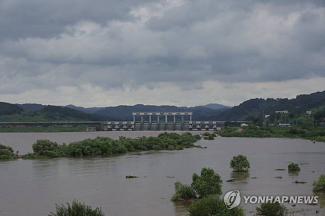 물에 잠긴 임진강변 수목 (연천=연합뉴스) 임병식 기자 = 22일 오전 경기도 연천군 군남홍수조절댐에서 강변 수목들이 불어난 임진강물에 잠겨 있다. 
    환경부는 이날 오전 4시께 촬영한 위성 영상을 통해 북한이 임진강 상류 황강댐에서 상당한 양의 물을 흘려보낸 것으로 보인다고 밝혔다. 2024.8.22 andphotodo@yna.co.kr
