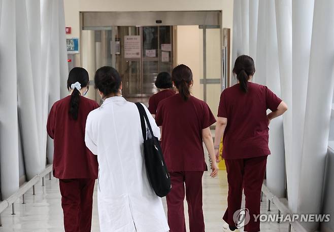 한 대학병원에서 간호사들이 이동하는 모습 [연합뉴스 자료사진]