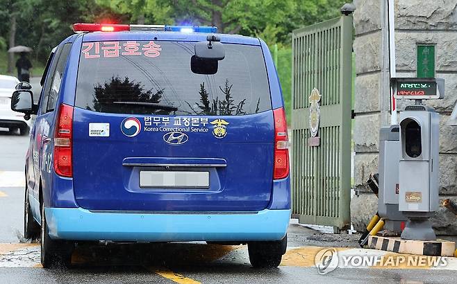 서울구치소로 들어서는 호송차량 [연합뉴스 자료사진]