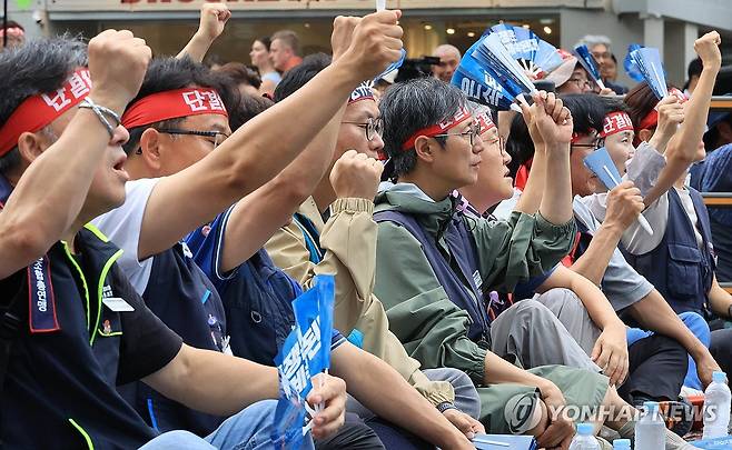 민주노총, 총파업ㆍ총력투쟁 대행진 (서울=연합뉴스) 최재구 기자 = 19일 서울 중구 을지로 입구역 인근에서 열린 2025민주노총, 총파업ㆍ총력투쟁 대행진 집회에서 참석자들이 구호를 외치고 있다. 2025.7.19 jjaeck9@yna.co.kr