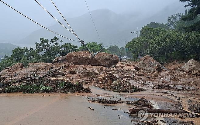 토사와 큰 바위 등으로 막힌 도로 (산청=연합뉴스) 19일 경남 산청 시천면 지리산 주변 도로가 토사와 큰 바위, 나뭇가지, 전신주 등으로 막혀 있다. 2025.7.19 [독자 제공. 재판매 및 DB 금지]
