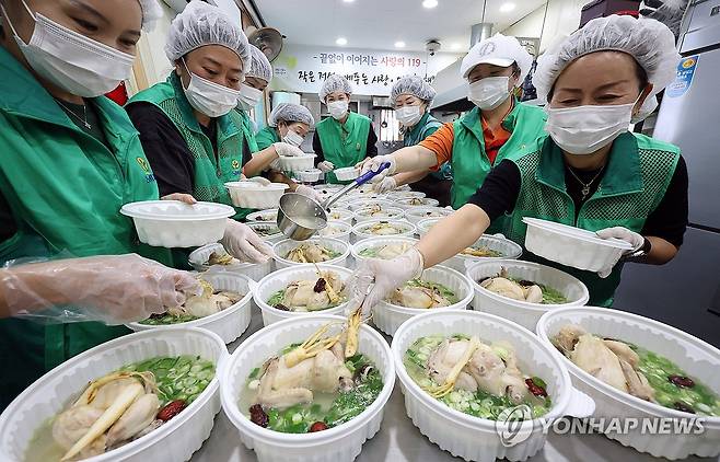 온기 가득 담긴 삼계탕 (수원=연합뉴스) 권준우 기자 = 15일 오전 경기도 수원시 권선구 평동행정복지센터에서 평동새마을부녀회 관계자들이 초복을 앞두고 관내 독거 어르신 등 취약계층에 전달할 삼계탕을 만들고 있다. 2025.7.15 stop@yna.co.kr