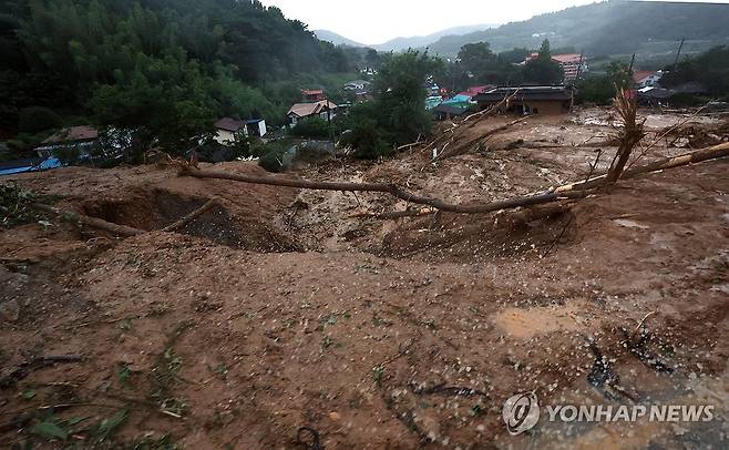 폭우에 산사태 (산청=연합뉴스) 김동민 기자 = 폭우로 인해 19일 오후 경남 산청군 단성면 내원마을 일대에 산사태가 발생해 마을 입구에 토사가 쌓여있다. 2025.7.19 image@yna.co.kr