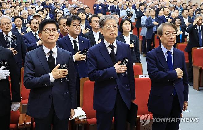 국기에 경례하는 이승만 60주기 추모식 참석자 (서울=연합뉴스) 최재구 기자 = 19일 서울 동작구 국립현충원 현충관에서 열린 이승만 전 대통령 서거 60주기 추모식에서 정운찬 전 국무총리, 김황식 이승만건국대통령기념사업회 이사장, 김문수 상임고문이 국기에 경례하고 있다.2025.7.19 jjaeck9@yna.co.kr