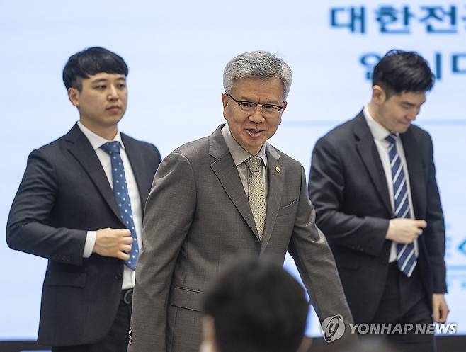 전공의협의회 임시대의원대회 찾은 김택우 대한의사협회장 (서울=연합뉴스) 황광모 기자 = 김택우 대한의사협회장이 19일 서울 용산구 대한의사협회 대강당에서 열린 전공의협의회 임시대의원 총회에 참석해 전국의 각 병원 수련의 대표들과 인사하고 있다. 2025.7.19 hkmpooh@yna.co.kr