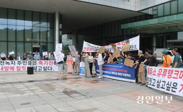 ‘성남시 도시계획 조례 개정안’과 관련, 성남사회단체연대회의가 반대 기자회견을 하려 하자 석운동 주민들이 막아서면서 실랑이가 벌어지고 있다.  결국 경찰이 출동했고 기자회견은 정상적으로 열렸다. 2025.7.18 성남/김순기기자 ksg2011@kyeongin.com