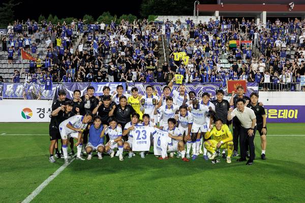 20일 창원축구센터에서 열린 K리그2 21라운드 경남과 인천의 경기에서 승리한 인천 선수단이 기념 촬영을 하고 있다. /한국프로축구연맹 제공