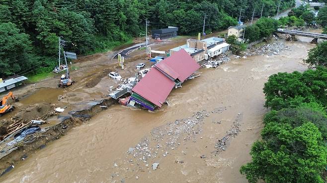 ▲ 20일 내린 집중호우로 가평군 조정면의 건물이 무너져 내린 모습./전광현 기자 maggie@incheonilbo.com