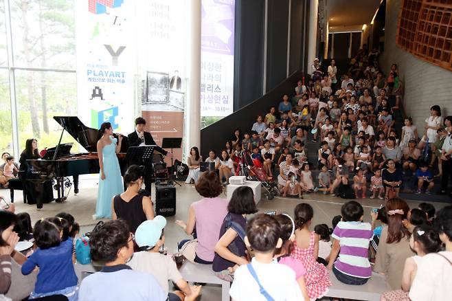 수원시립미술관 로비에서 진행되는 어린이 대상 공연. 사진=수원시립미술관