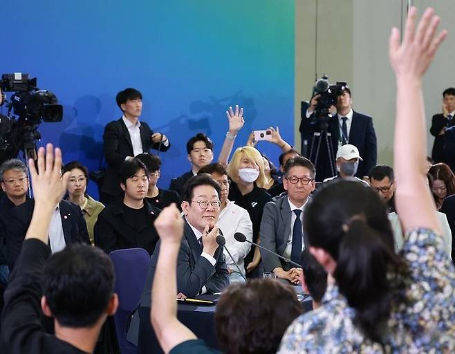이재명 대통령이 지난 4일 대전컨벤션센터에서 타운홀 미팅 형식으로 진행한 '국민소통 행보 2탄, 충청의 마음을 듣다' 간담회에서 시민들의 질문을 받고 있다. 연합뉴스
