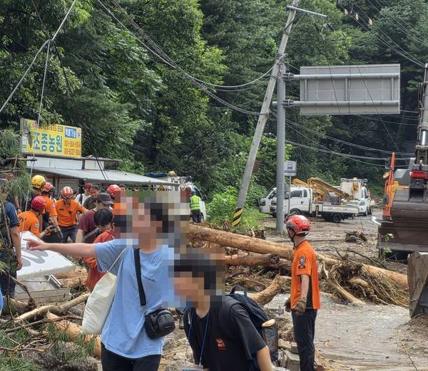 경기 가평군 조정면 폭우로 고립돼 대피하는 학생 등 신도들. [사진=연합뉴스]