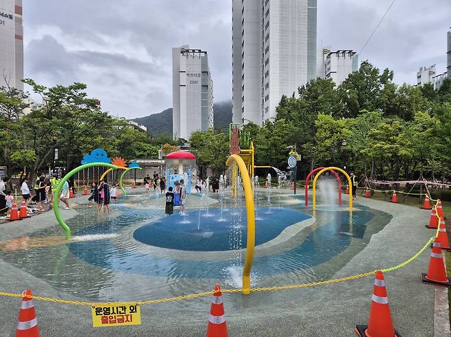 용인시가 동백동 내꽃근린공원 물놀이장 운영을 시작해 8월17일까지 어린이등에게 제공한다(용인시 제공)