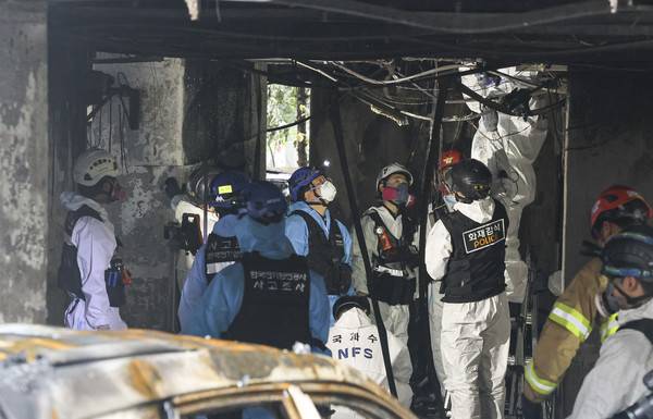 지난 17일에 발생한 화재로 다수의 인명피해가 발생한 광명시 소하동의 한 아파트에서 18일 경찰과 국과수,소방 등 관계자들이 합동감식을 하고 있다.김태완 기자 lift@kihoilbo.co.kr