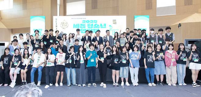 참가자들이 기념 사진 촬영에 응하고 있다.