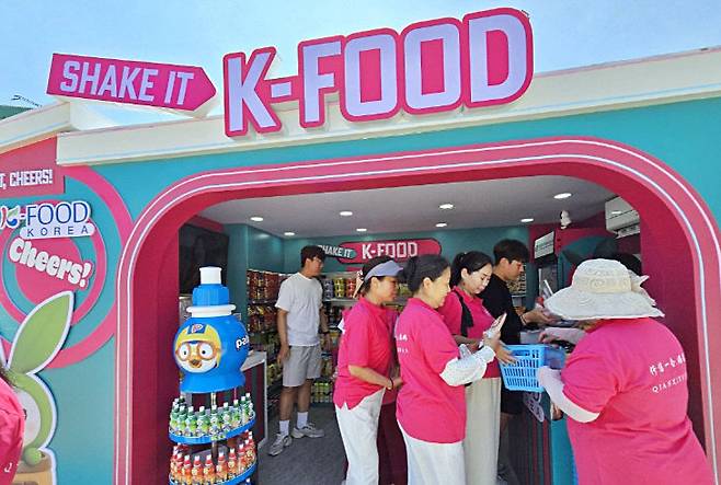 K-푸드 편의점 방문객들 모습.