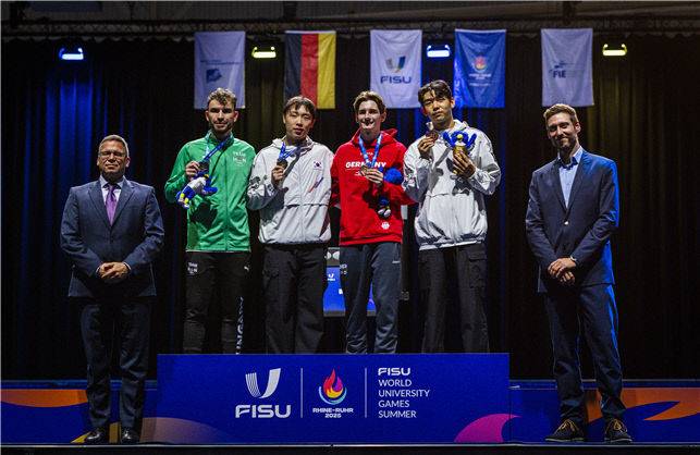 박상원 선수(단상 왼쪽 두 번째)가 7월 17일 금메달을 수상한 후 경쟁 선수들과 기념 촬영을 하고 있다.(사진=대전시체육회 제공)