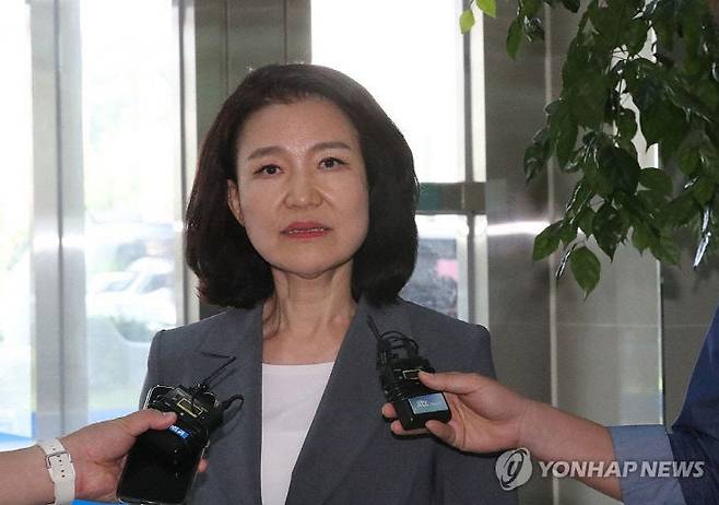 이진숙 방송통신위원장이 지난 7월 5일 대전유성경찰서에 출석해 조사실에 들어가기 전 기자들의 질문에 답하고 있다. (사진 출처=연합뉴스)